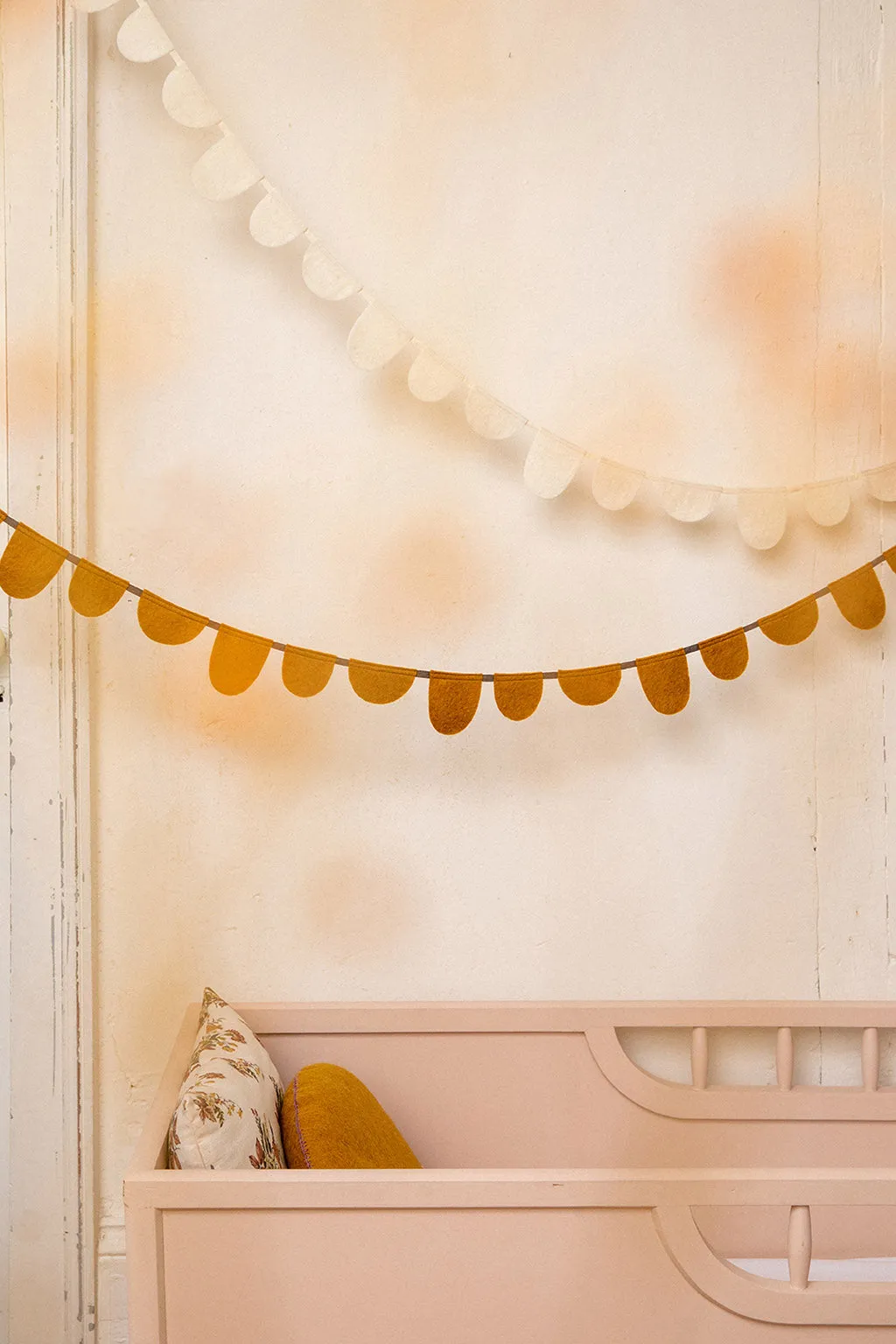 Muskhane Felt Round Garland | Natural