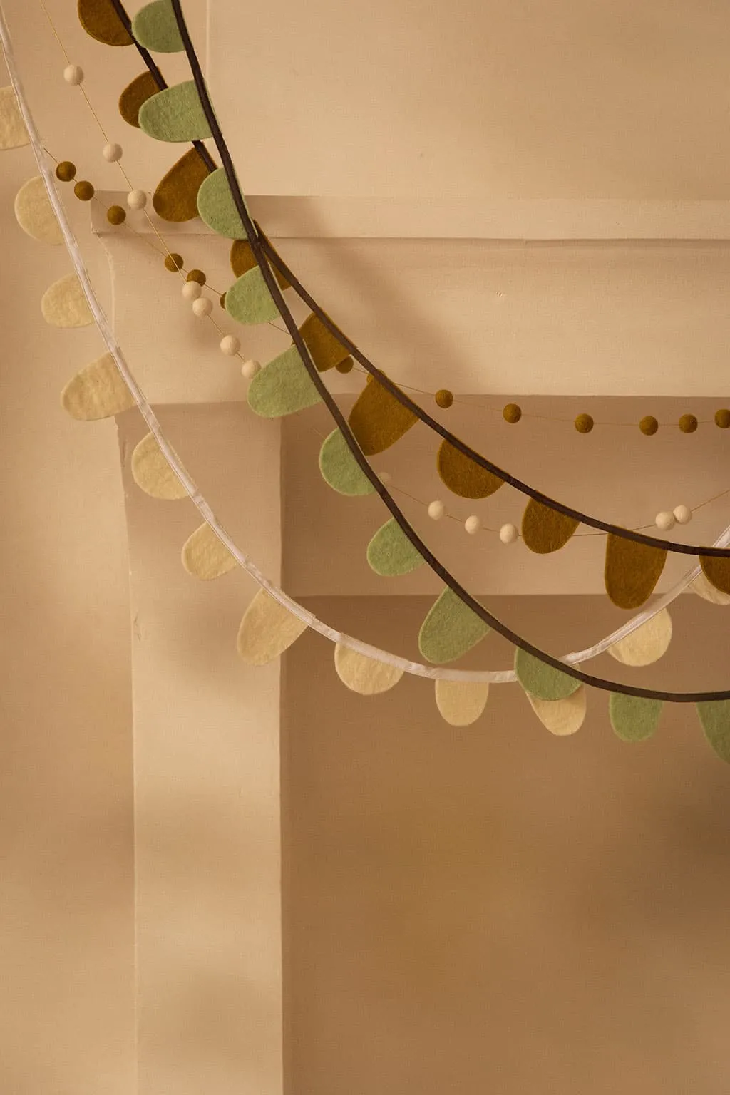 Muskhane Felt Round Garland | Natural